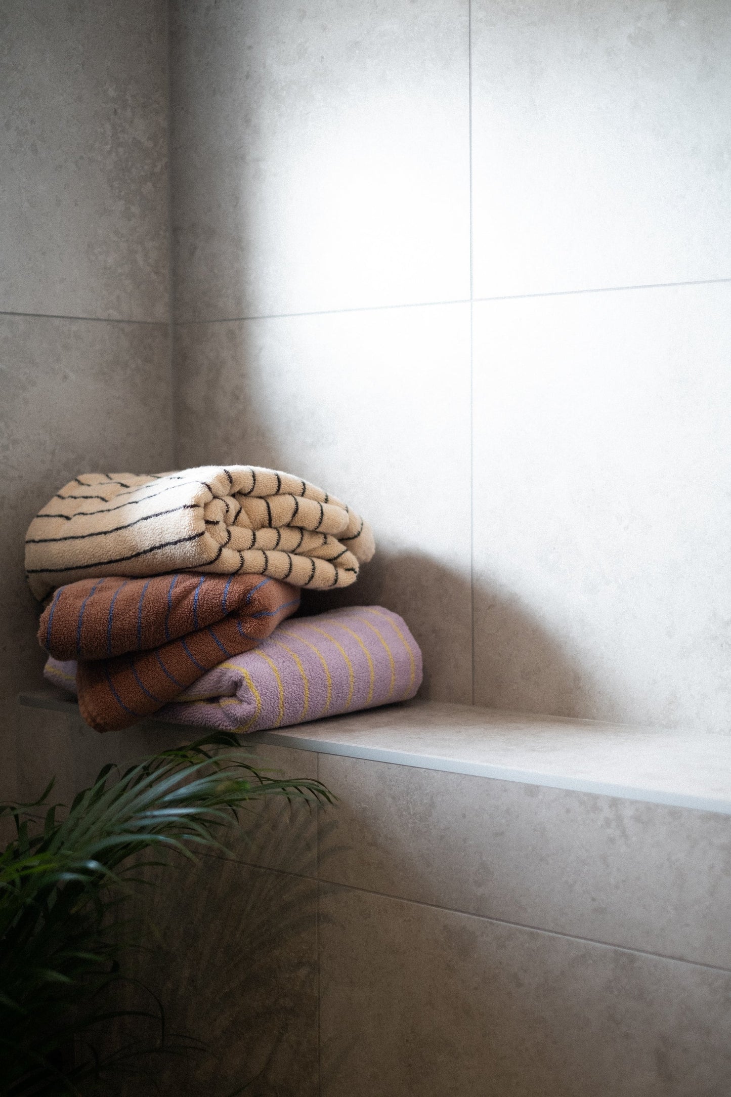 Naram bath towel - creme & ink | Bongusta - de inKijk
