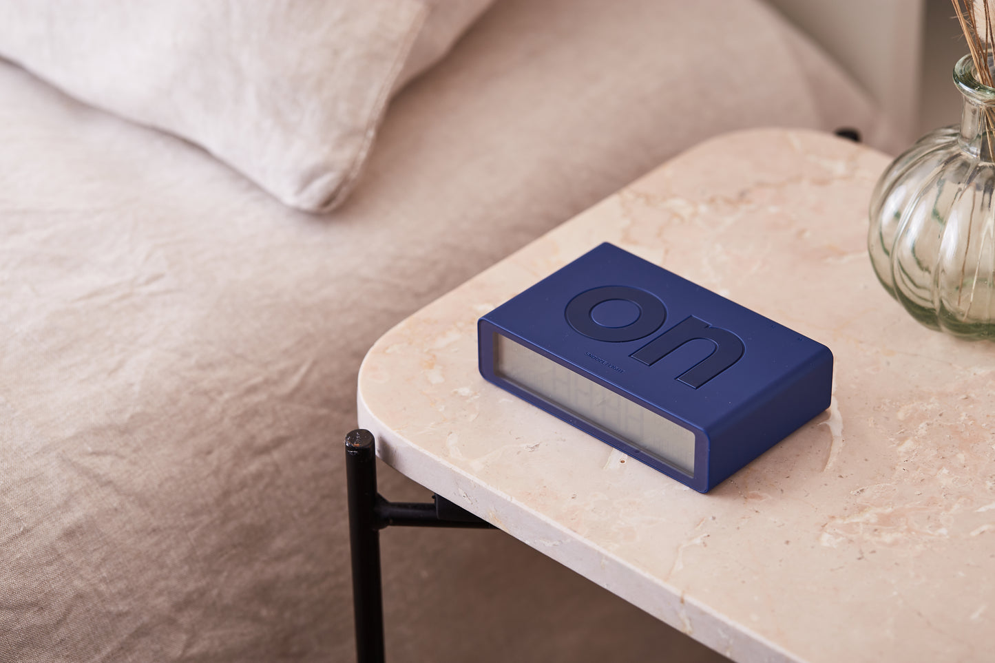 Digitale wekker Flip Classic - Dark Blue | Lexon - de inKijk