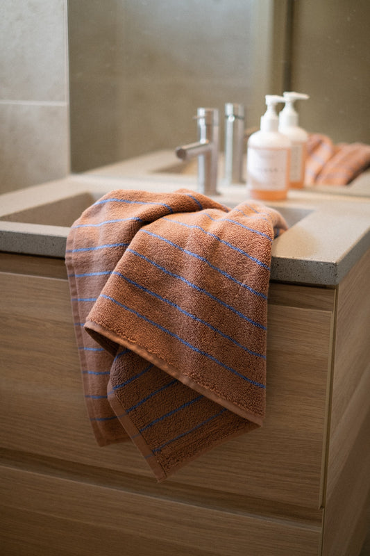 Naram guest towel - camel & ultramarine | Bongusta - de inKijk