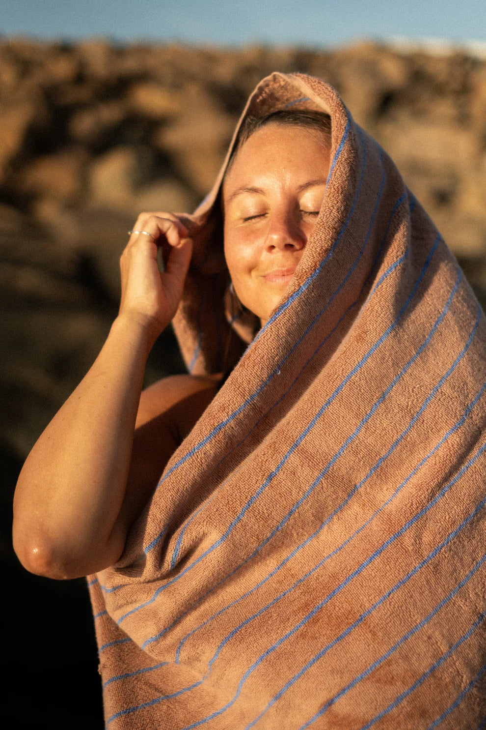 Naram bath towel - camel & ultramarine | Bongusta - de inKijk