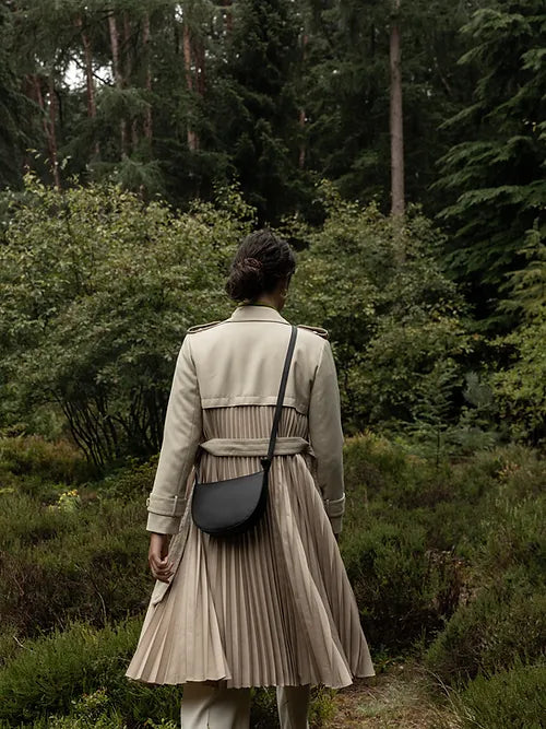 Farou half moon bag - black | Monk & Anna - de inKijk