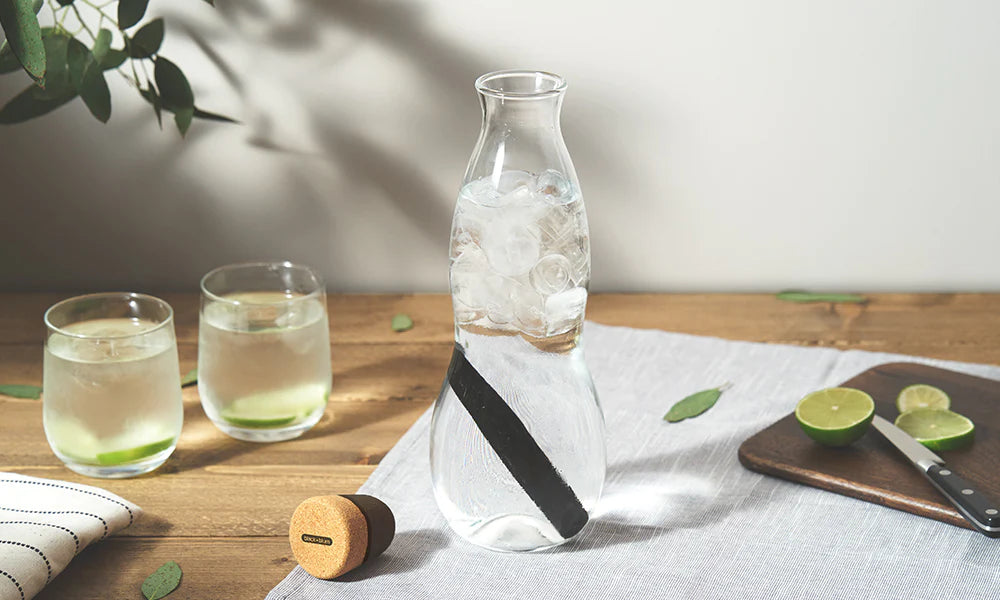 Waterkaraf in glas met dop en houtskoolfilter | Black+blum - de inKijk