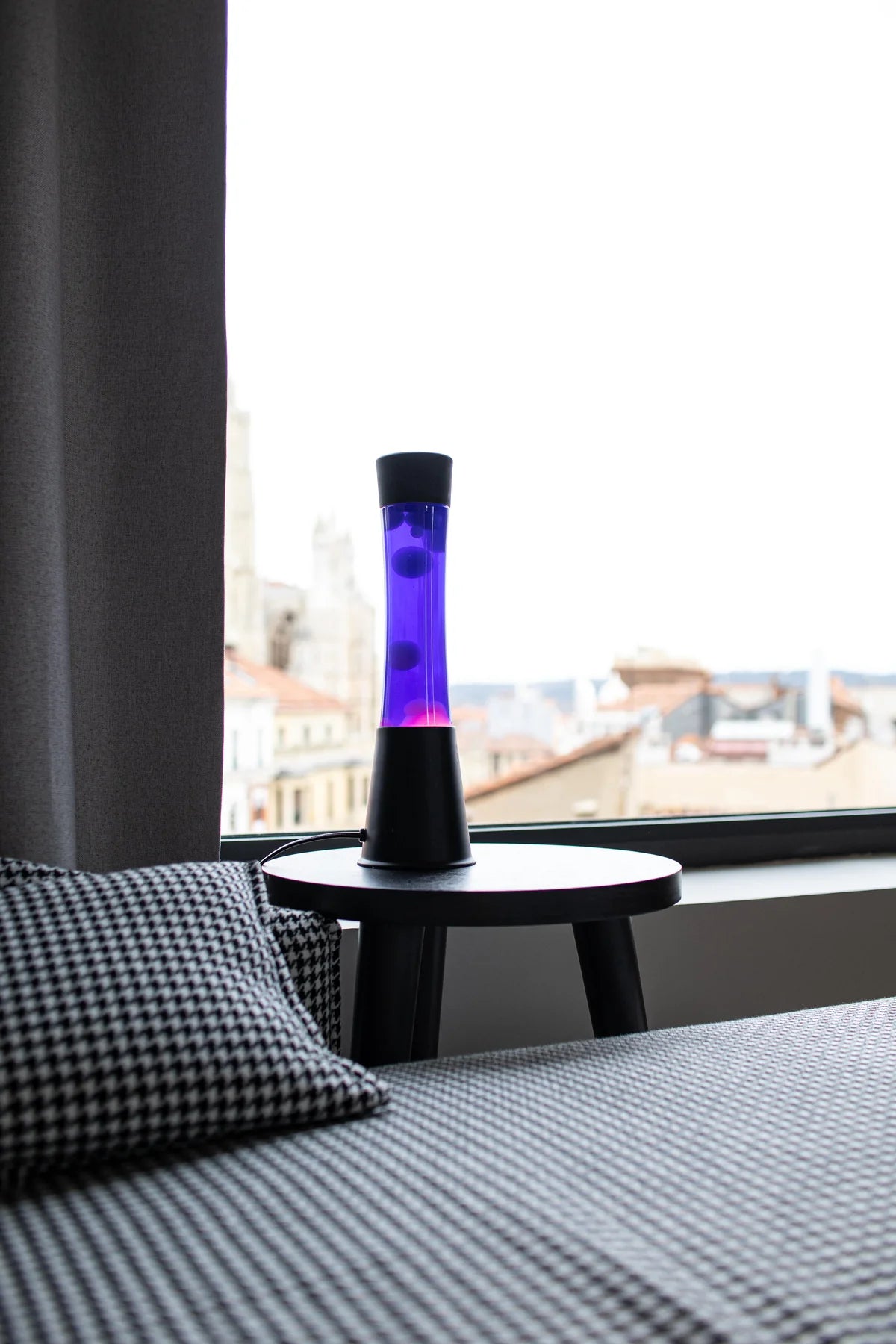 White lava lamp - black base - purple liquid - 40 cm | Fisura - de inKijk