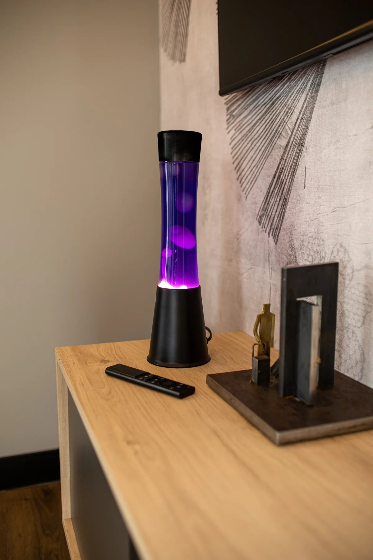 White lava lamp - black base - purple liquid - 40 cm | Fisura - de inKijk