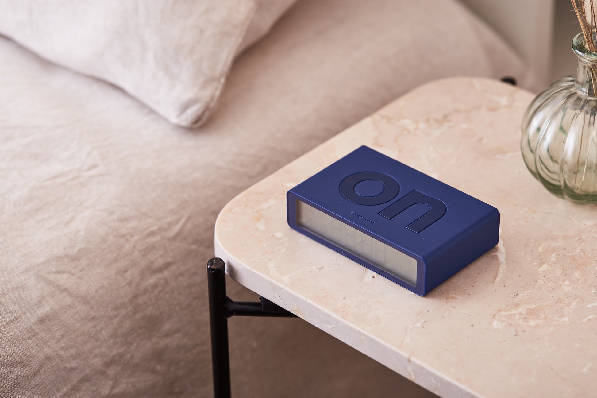 Digitale wekker Flip Classic - Dark Blue | Lexon - de inKijk