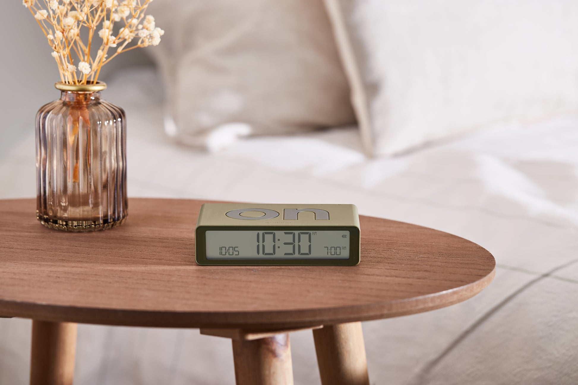 Khaki digitale flip wekker Lexon