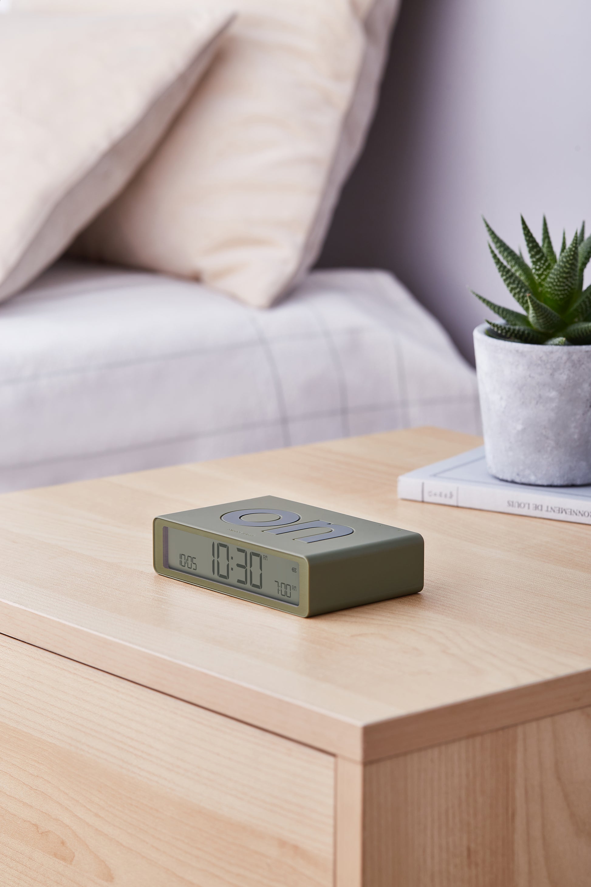 Digitale wekker Flip Classic - Khaki | Lexon - de inKijk