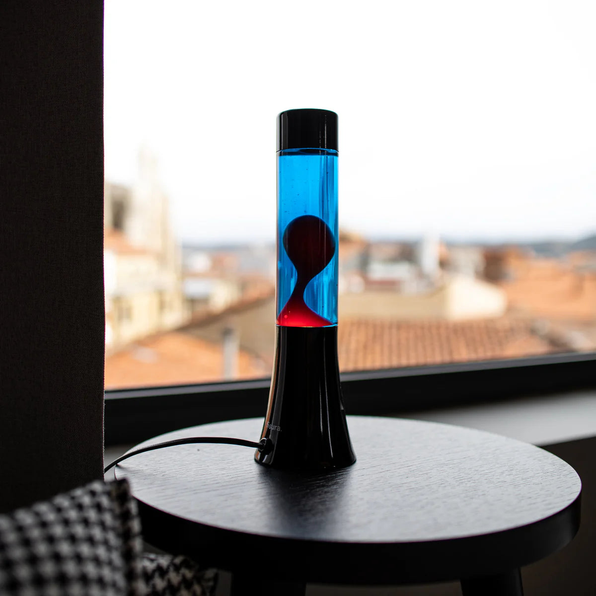 Red lava lamp - black base - blue liquid - 30 cm | Fisura - de inKijk