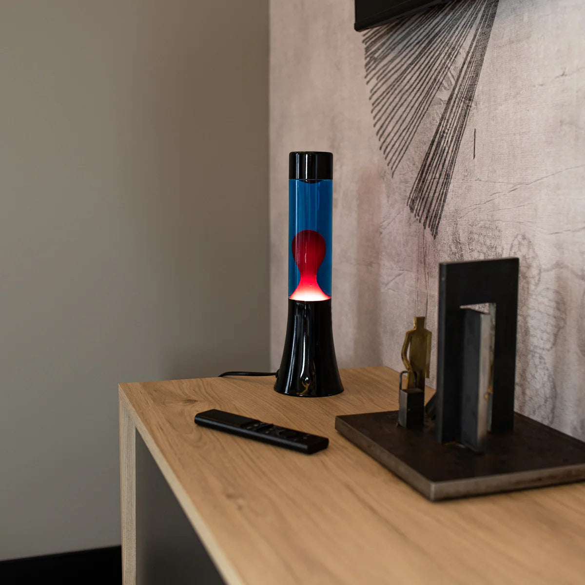 Red lava lamp - black base - blue liquid - 30 cm | Fisura - de inKijk