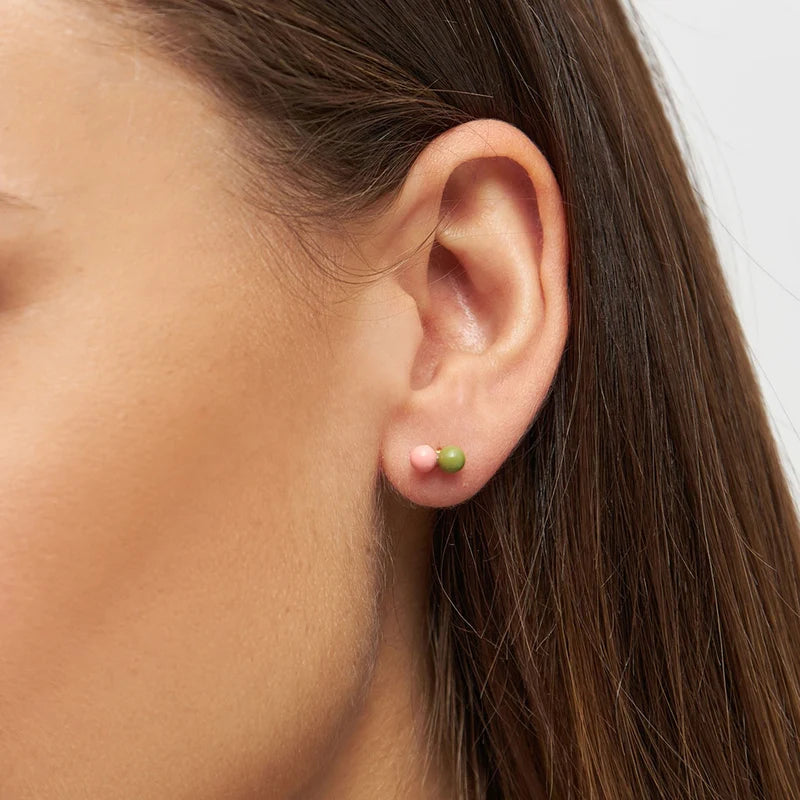 Double color ball burnt coral/willow green - gold plated - 1 stuk | LULU Copenhagen - de inKijk