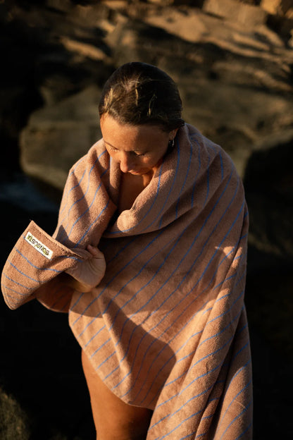 Naram bath towel - camel & ultramarine | Bongusta - de inKijk