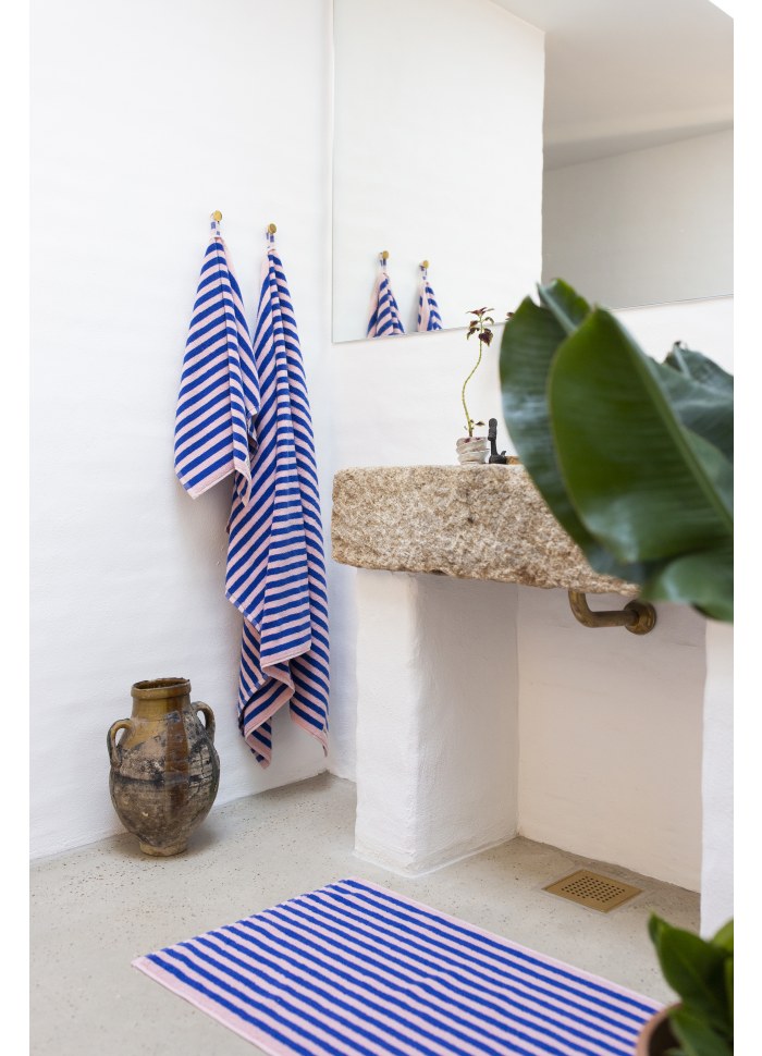 Naram guest towel - dazzling blue & rose | Bongusta - de inKijk