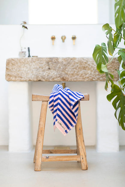 Naram guest towel - dazzling blue & rose | Bongusta - de inKijk