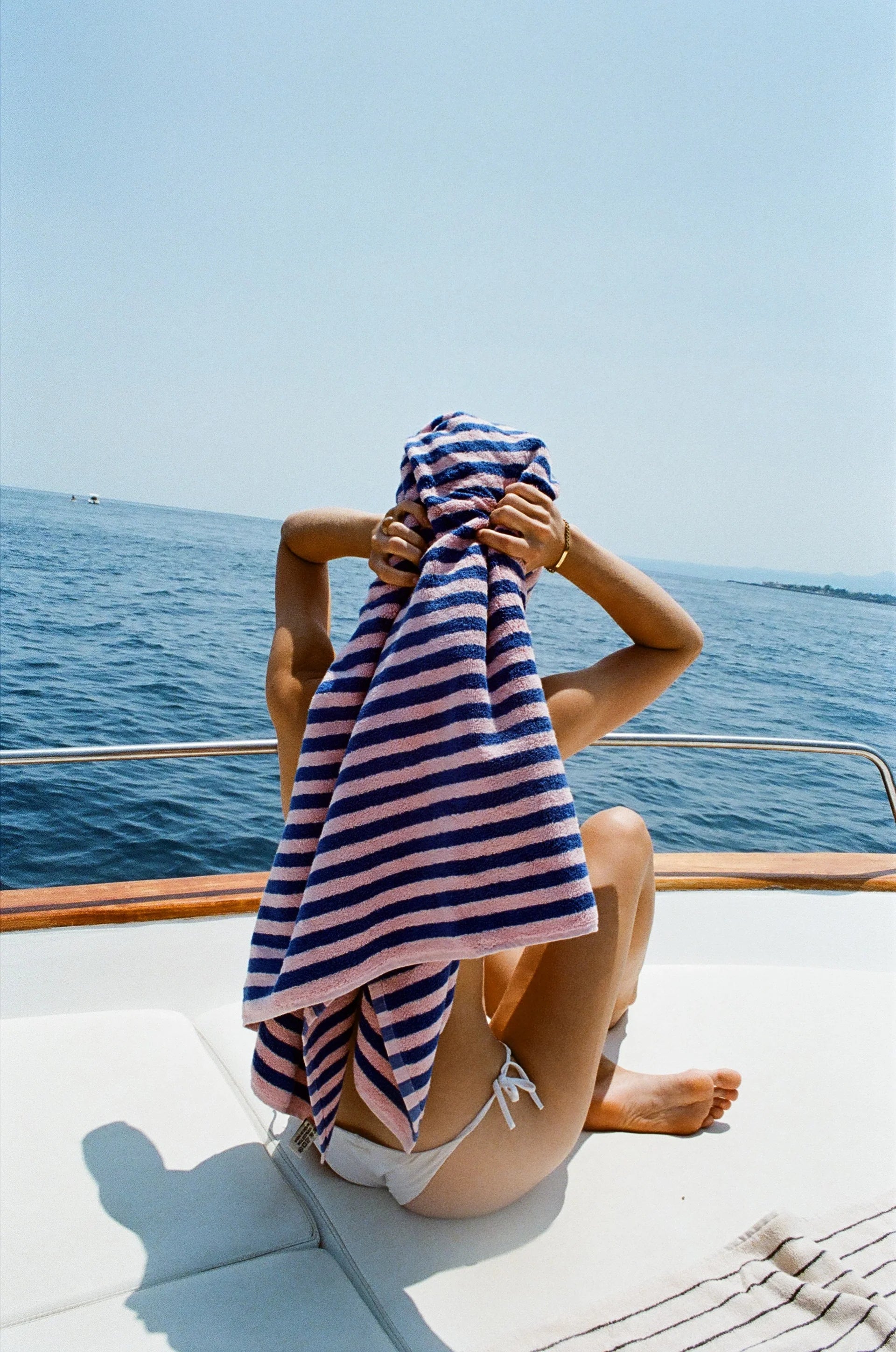 Naram bath towel - dazzling blue & rose | Bongusta - de inKijk