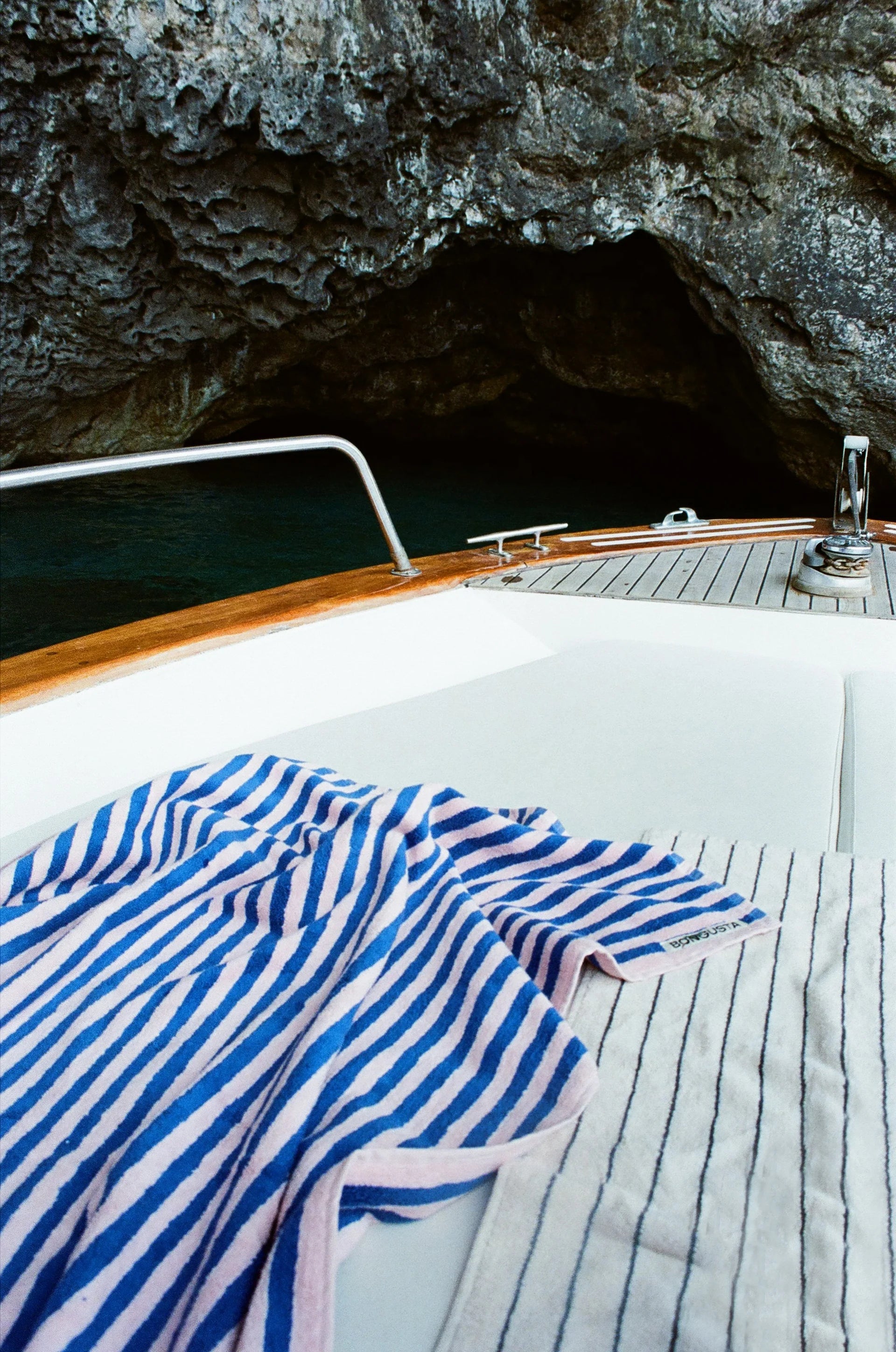 Naram bath towel - dazzling blue & rose | Bongusta - de inKijk