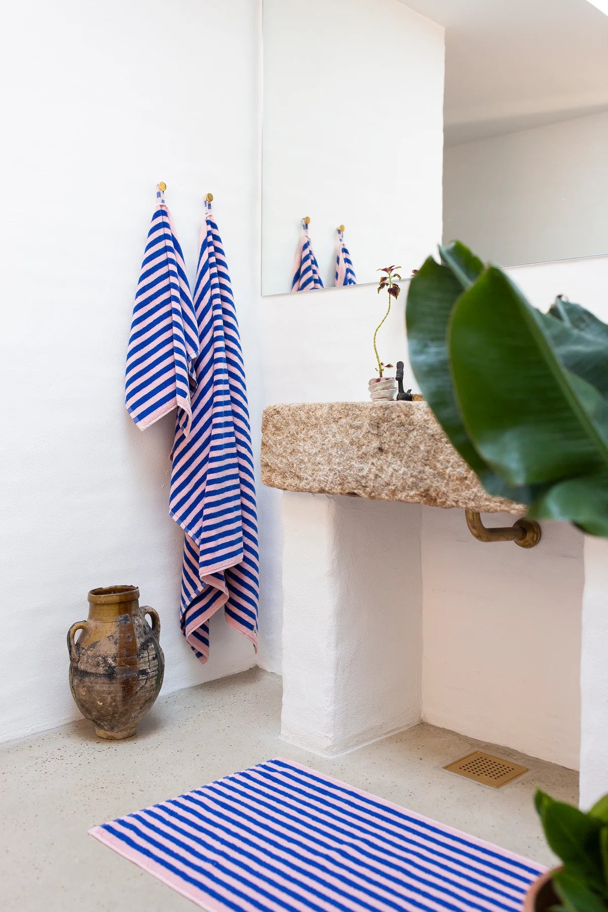 Naram bath towel - dazzling blue & rose | Bongusta - de inKijk