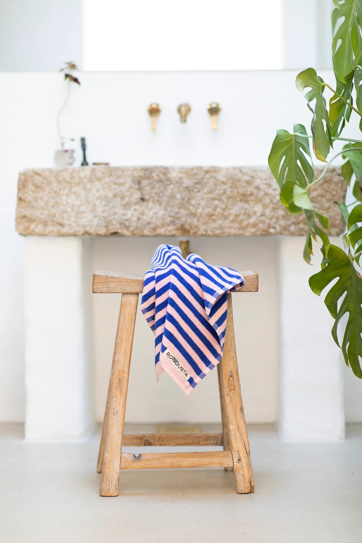 Naram bath towel - dazzling blue & rose | Bongusta - de inKijk