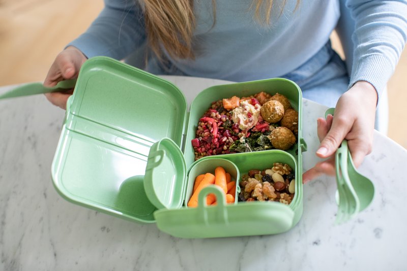 Pascal ready lunchbox + bestek | Koziol - de inKijk