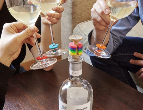 Rainbow wine rings + stopper | Kikkerland