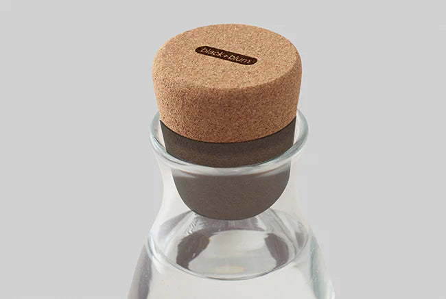 Waterkaraf in glas met dop en houtskoolfilter | Black+blum - de inKijk
