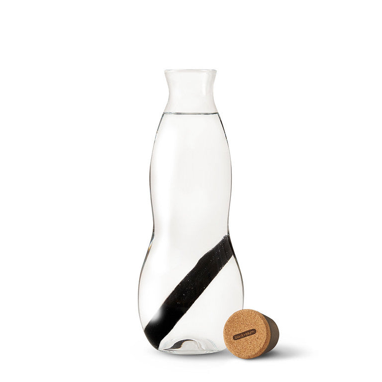 Waterkaraf in glas met dop en houtskoolfilter | Black+blum - de inKijk