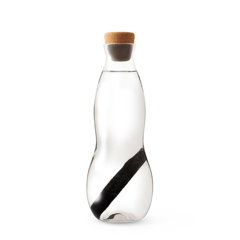 Waterkaraf in glas met dop en houtskoolfilter | Black+blum - de inKijk