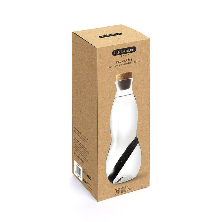 Waterkaraf in glas met dop en houtskoolfilter | Black+blum - de inKijk